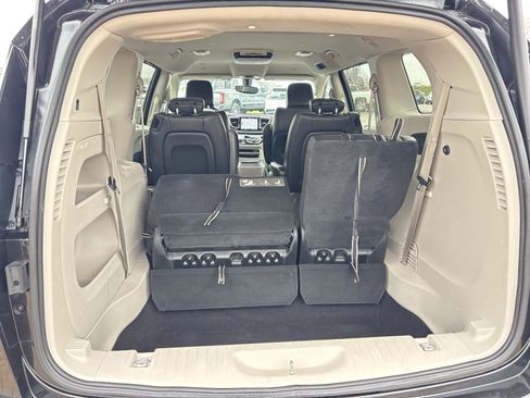 Used 2018 Chrysler Pacifica Touring-L image 22