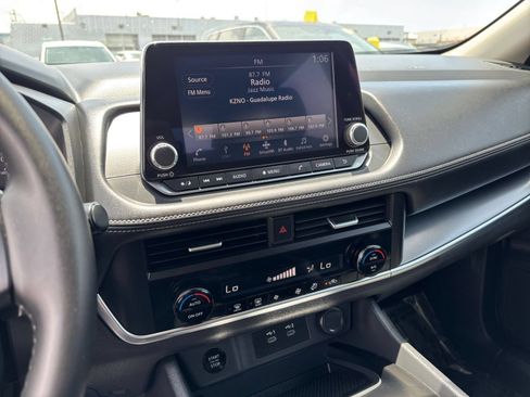 Used 2025 Nissan Rogue SV FWD image 17
