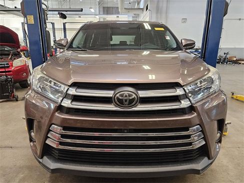 Used 2017 Toyota Highlander Limited image 3