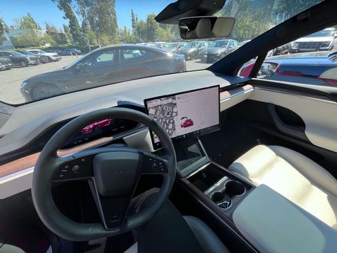 Used 2022 Tesla Model X image 9