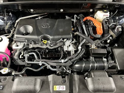 Used 2021 Toyota Venza LE image 10