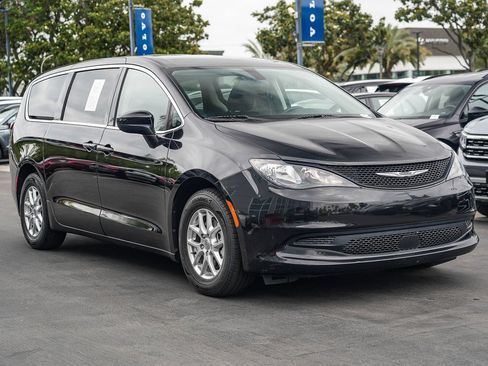 Used 2022 Chrysler Voyager LX FWD image 5