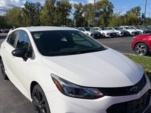Used 2018 Chevrolet Cruze LT w/ Convenience Package FWD image 1