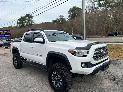 Used 2017 Toyota Tacoma TRD Off-Road image 3