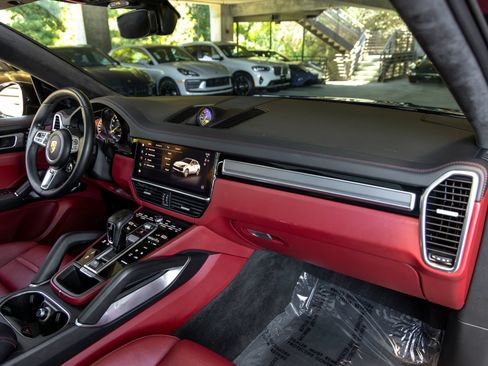 Certified 2022 Porsche Cayenne Turbo S AWD/4WD image 59