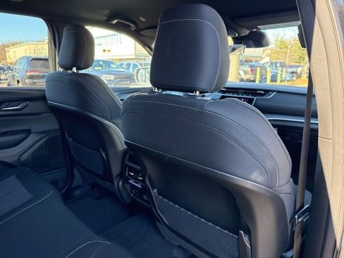 Used 2025 Jeep Grand Cherokee Laredo w/ Luxury Tech Group I image 25