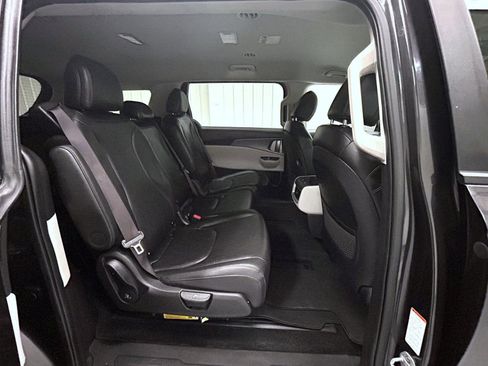 Used 2024 Kia Carnival LX image 17