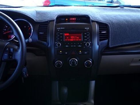 Used 2012 Kia Sorento LX w/ Third Row Pkg image 40