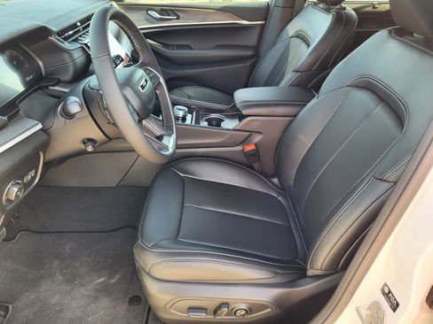 New 2025 Jeep Grand Cherokee Limited w/ Luxury Tech Group II image 8