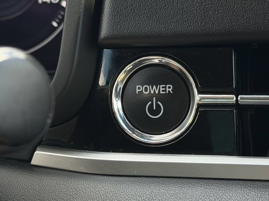 Used 2023 Mitsubishi Outlander 4WD Plug-In Hybrid image 17