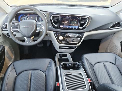 Used 2024 Chrysler Pacifica Touring-L image 9