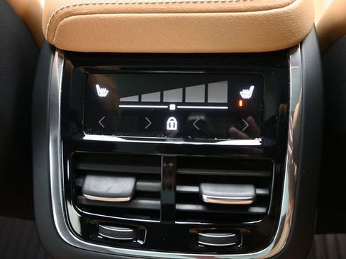 Used 2023 Volvo XC60 B5 Ultimate w/ Climate Package image 35