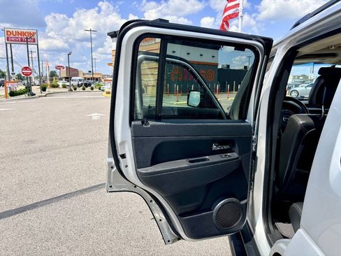 Used 2012 Jeep Liberty Sport AWD/4WD image 23