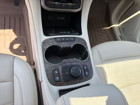 Used 2021 GMC Acadia Denali w/ Denali Technology Package FWD image 25