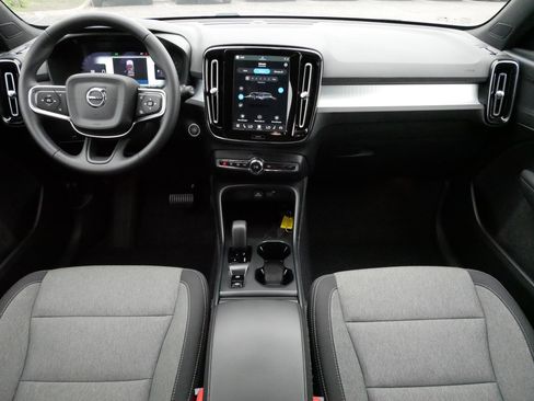Used 2025 Volvo XC40 B5 Core AWD/4WD image 10