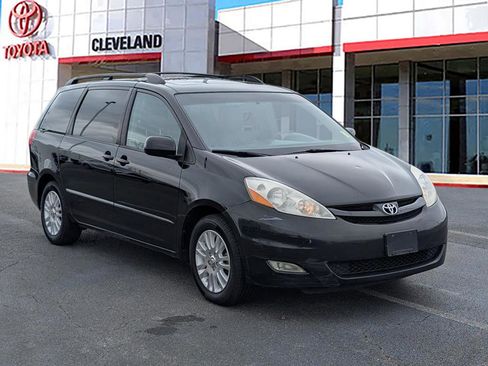 Used 2010 Toyota Sienna XLE image 2