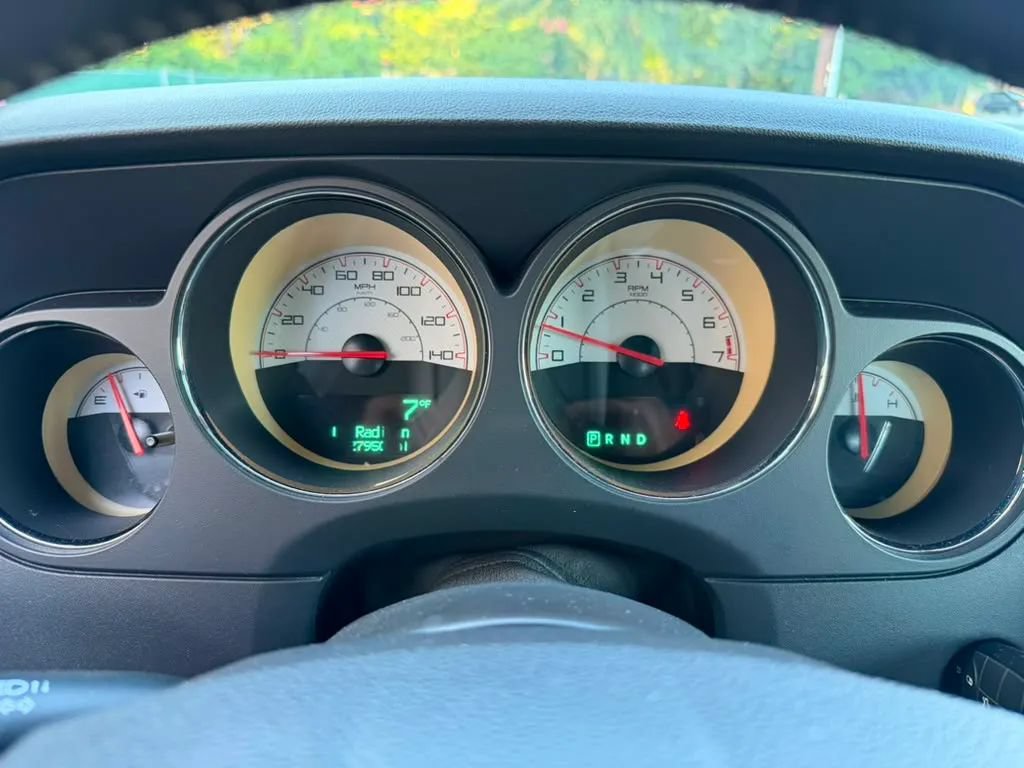 Used 2014 Dodge Challenger SXT RWD image 7