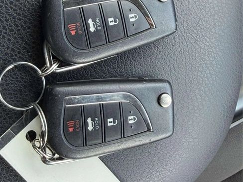Used 2018 Toyota Camry LE FWD image 33