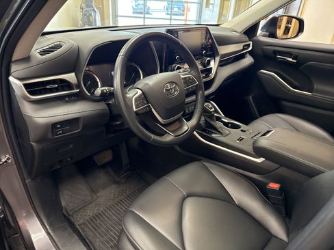 Used 2022 Toyota Highlander XLE image 29