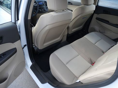 Used 2012 Hyundai Elantra GLS image 18