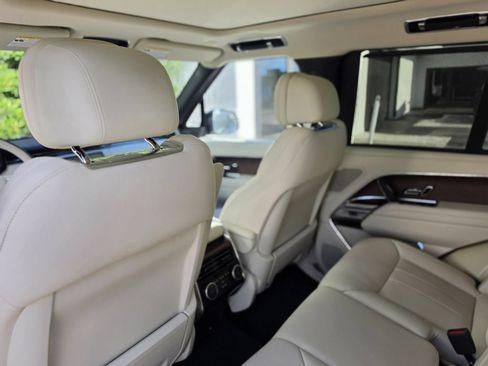 Used 2025 Land Rover Range Rover SE AWD/4WD image 11