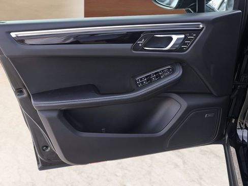 Used 2025 Porsche Macan image 24