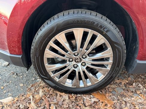 Used 2022 Toyota Venza XLE image 5