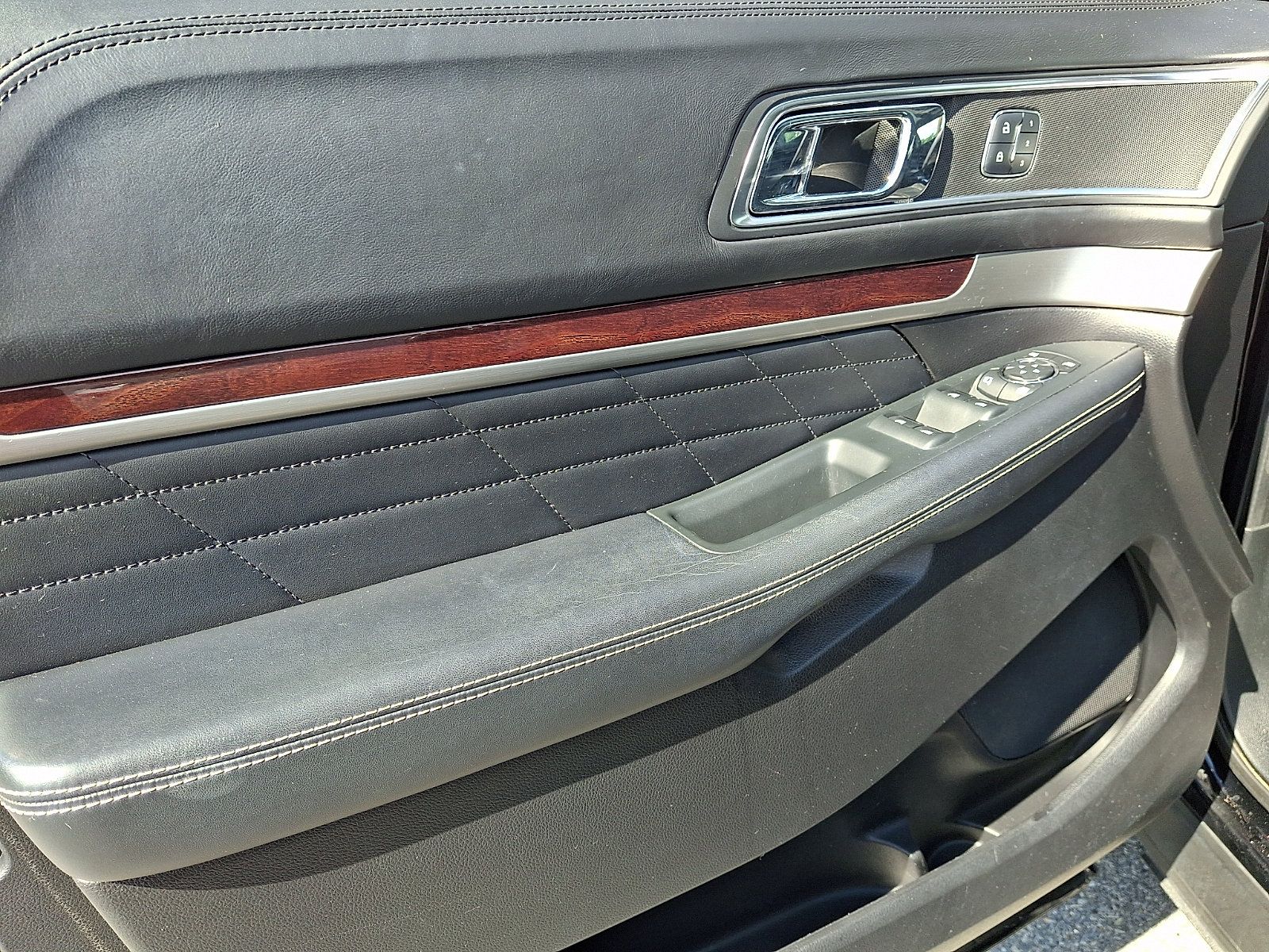 Used 2018 Ford Explorer Platinum AWD/4WD image 12