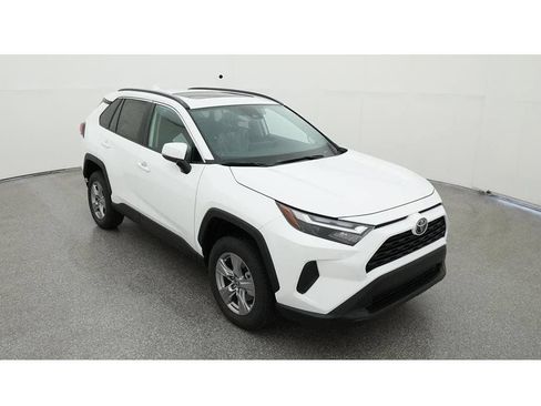 Used 2022 Toyota RAV4 XLE w/ Convenience Package FWD image 16