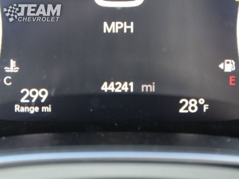 Used 2025 Chrysler Pacifica Limited image 15