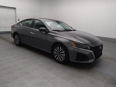 Used 2025 Nissan Altima 2.5 SV FWD image 11
