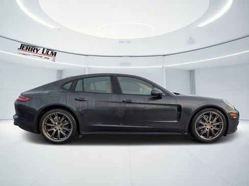 Used 2018 Porsche Panamera 4 image 2