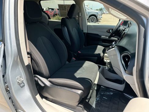Used 2023 Chrysler Voyager LX image 22