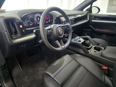 Certified 2025 Porsche Cayenne image 4