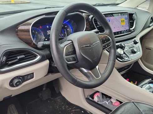 Used 2022 Chrysler Pacifica Limited w/ Uconnect Theater Family Group image 21