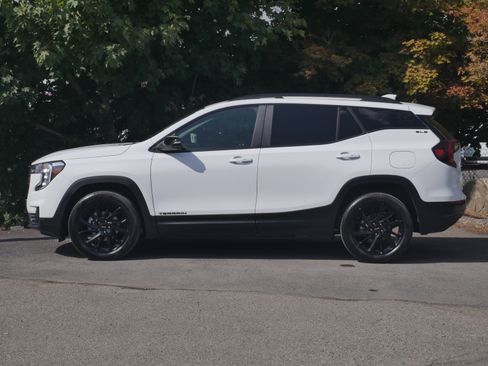 Used 2024 GMC Terrain SLE w/ Driver Convenience Package AWD/4WD image 16