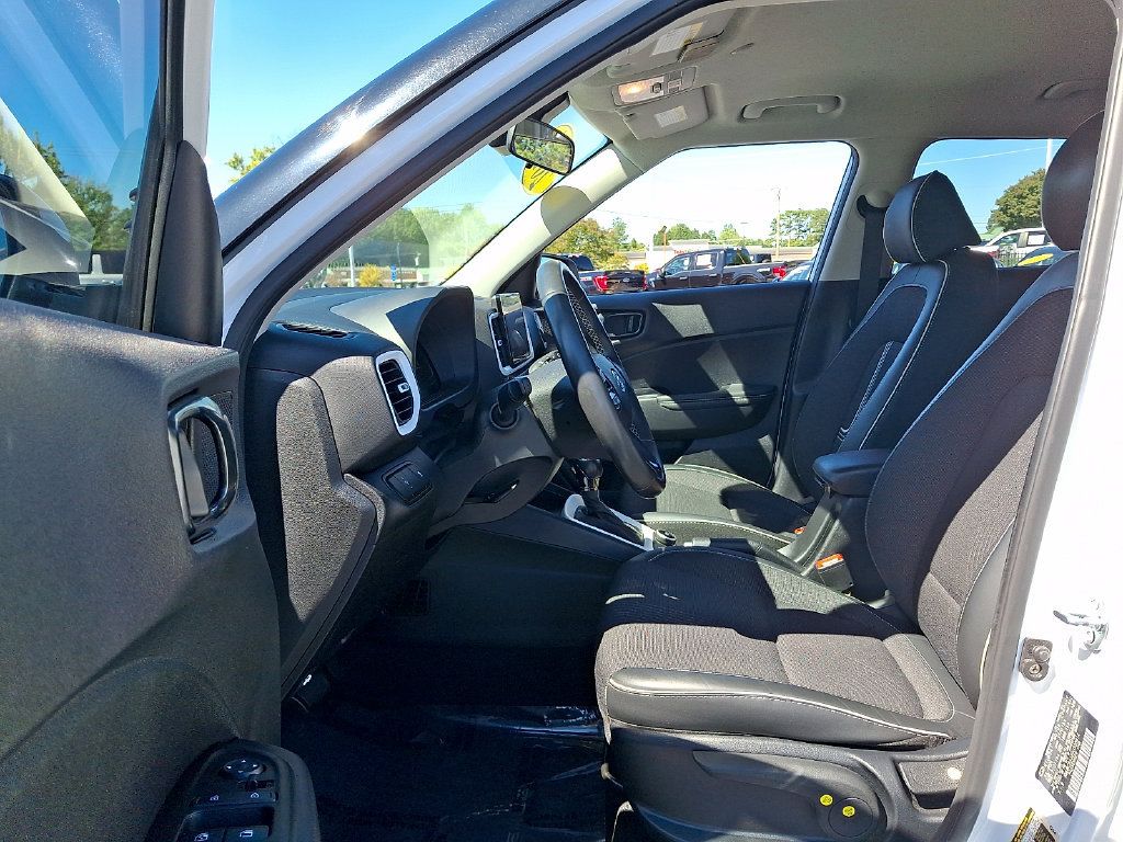 Used 2024 Hyundai Venue Limited FWD image 13