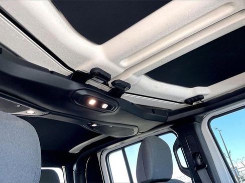 Used 2024 Jeep Gladiator Rubicon w/ Convenience Group image 17