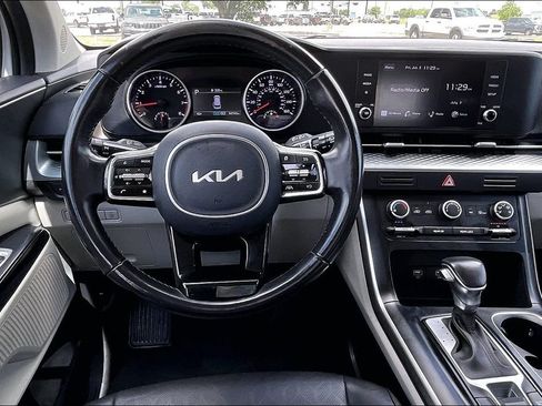 Used 2023 Kia Carnival LX FWD image 8