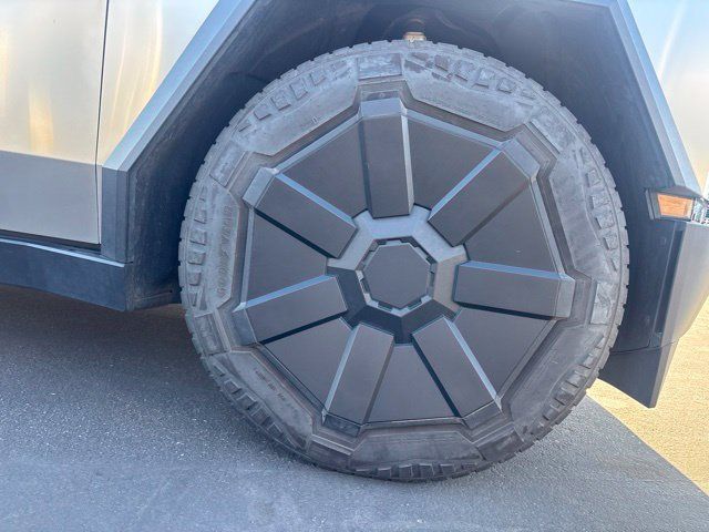 Used 2024 Tesla Cybertruck AWD Crew Cab image 5