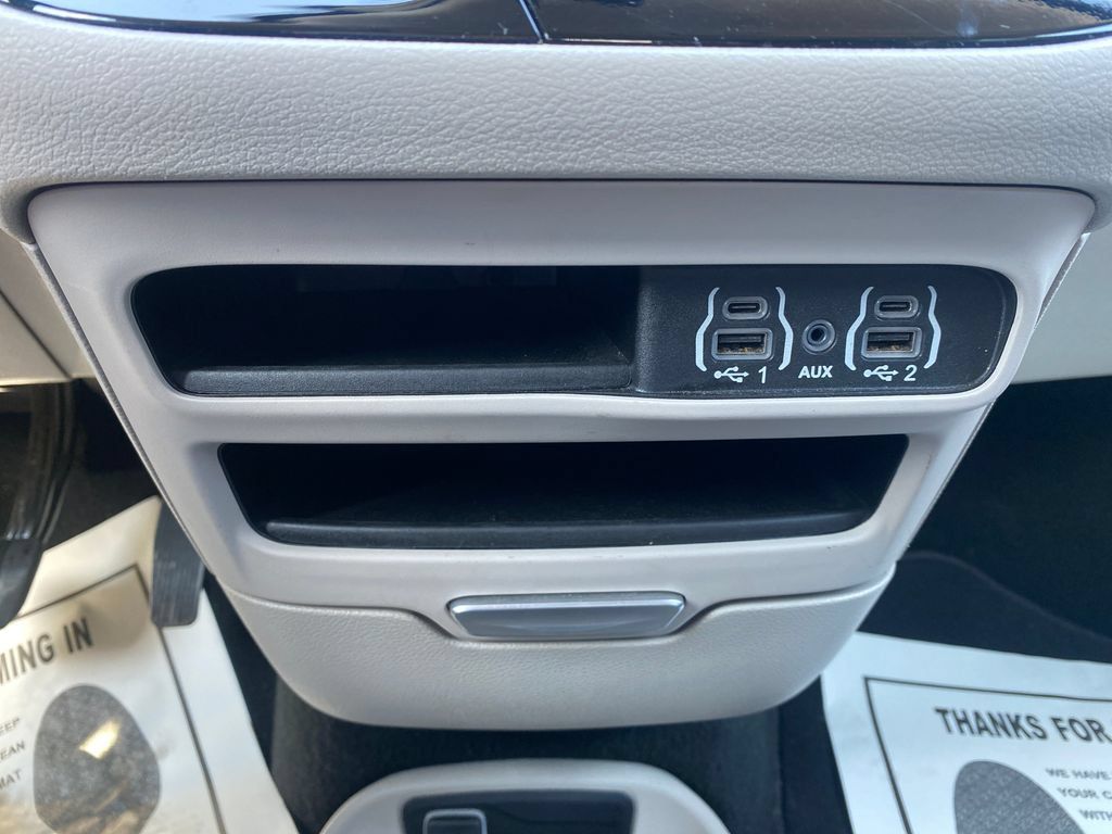 Used 2024 Chrysler Pacifica Touring-L FWD image 31