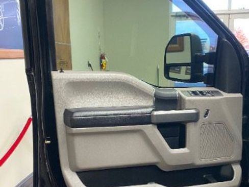 Used 2017 Ford F250 XLT w/ XLT Value Package image 16