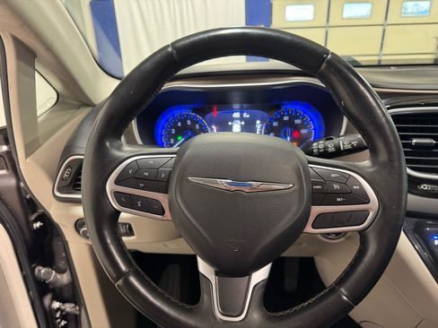 Used 2018 Chrysler Pacifica Touring-L Plus FWD image 18