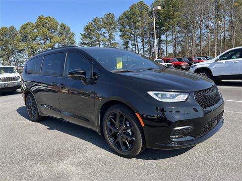 New 2026 Chrysler Pacifica Limited w/ S Appearance Package image 4