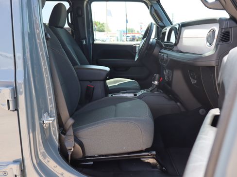Used 2025 Jeep Wrangler Unlimited Sahara AWD/4WD image 12