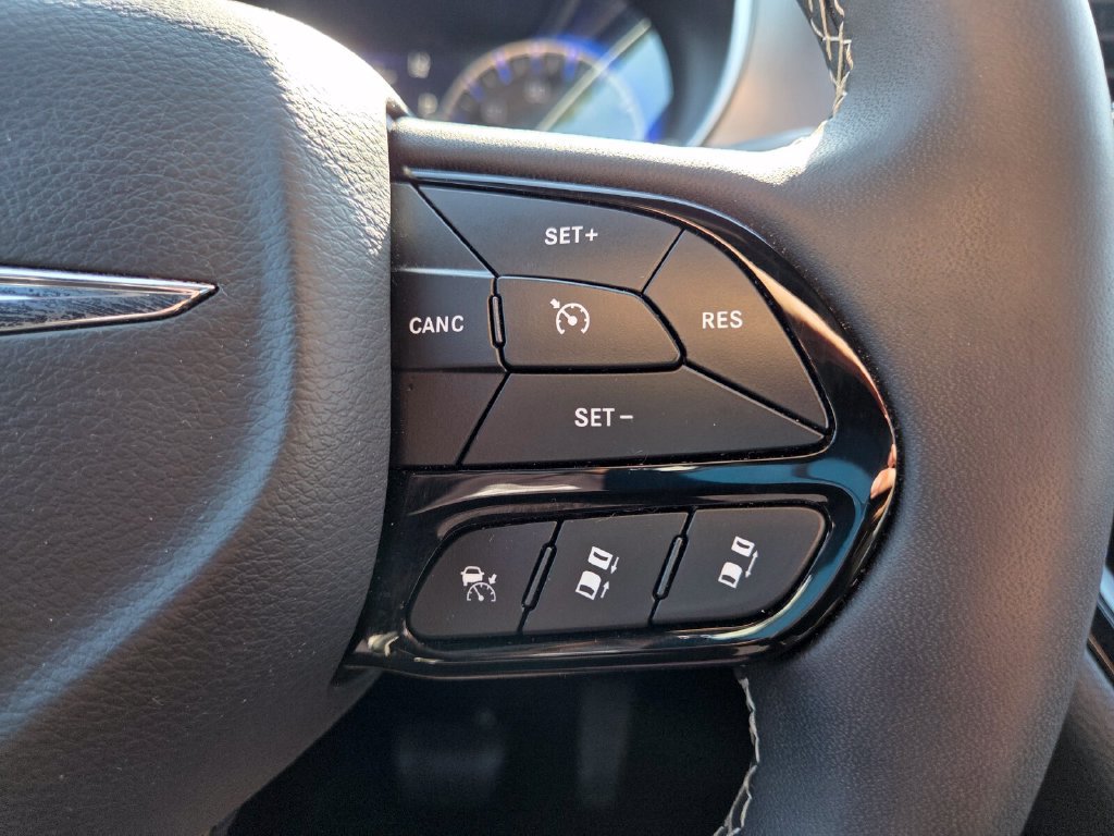 Used 2025 Chrysler Pacifica Limited FWD image 14