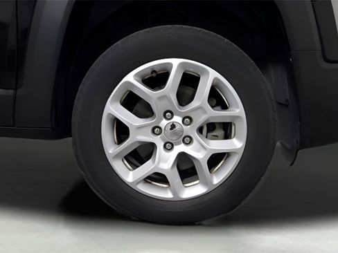 Used 2018 Jeep Renegade Latitude w/ Safety & Security Group image 9