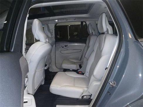 Used 2023 Volvo XC90 B6 Plus image 23