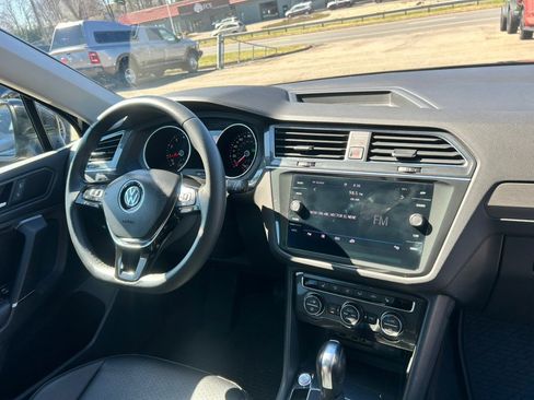 Used 2020 Volkswagen Tiguan SE w/ Panoramic Sunroof Package image 23
