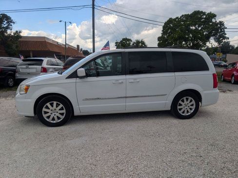 Used 2016 Chrysler Town & Country Touring FWD image 4
